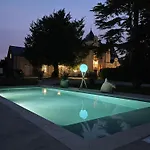 Le Chateau De Leugny Bed & Breakfast 4*