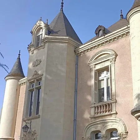 Le Chateau De Leugny Bed and Breakfast 4*