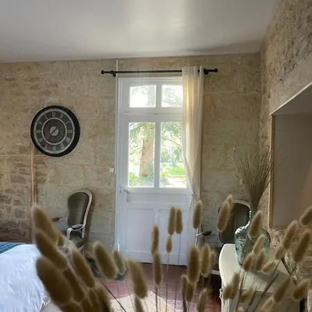 Le Chateau De Leugny Bed and Breakfast
