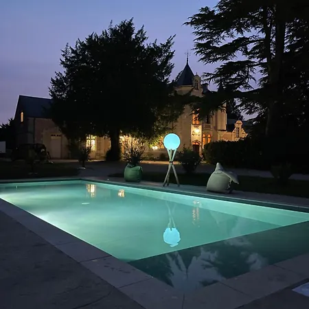 Le Chateau De Leugny Bed & Breakfast 4*