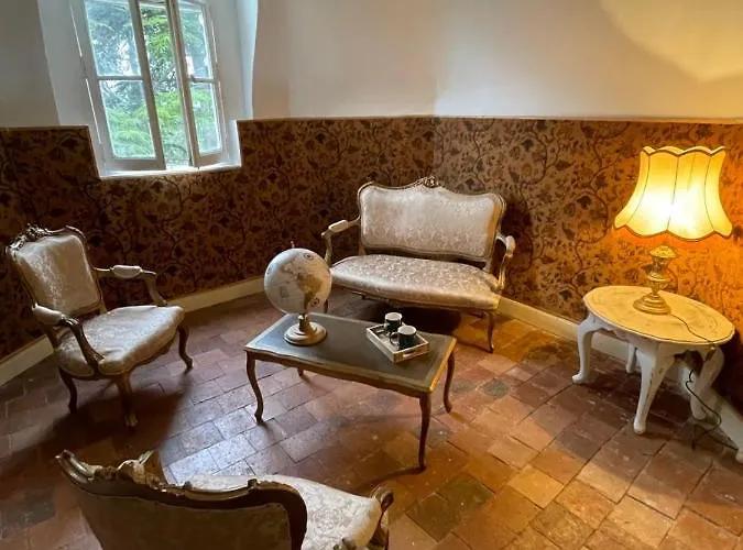 Le Chateau De Leugny Bed and Breakfast Oiron